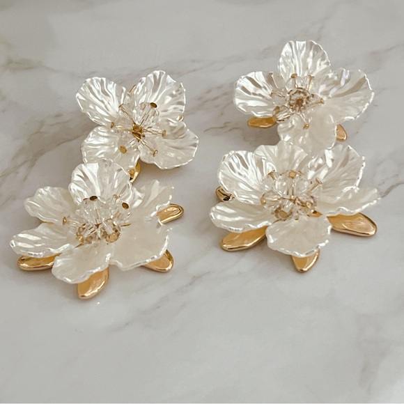 Pearly flower crystal dangle 3” earrings pearl gold plated - Picture 5 of 6